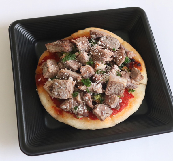 炭焼ラムのトマトチーズピザ